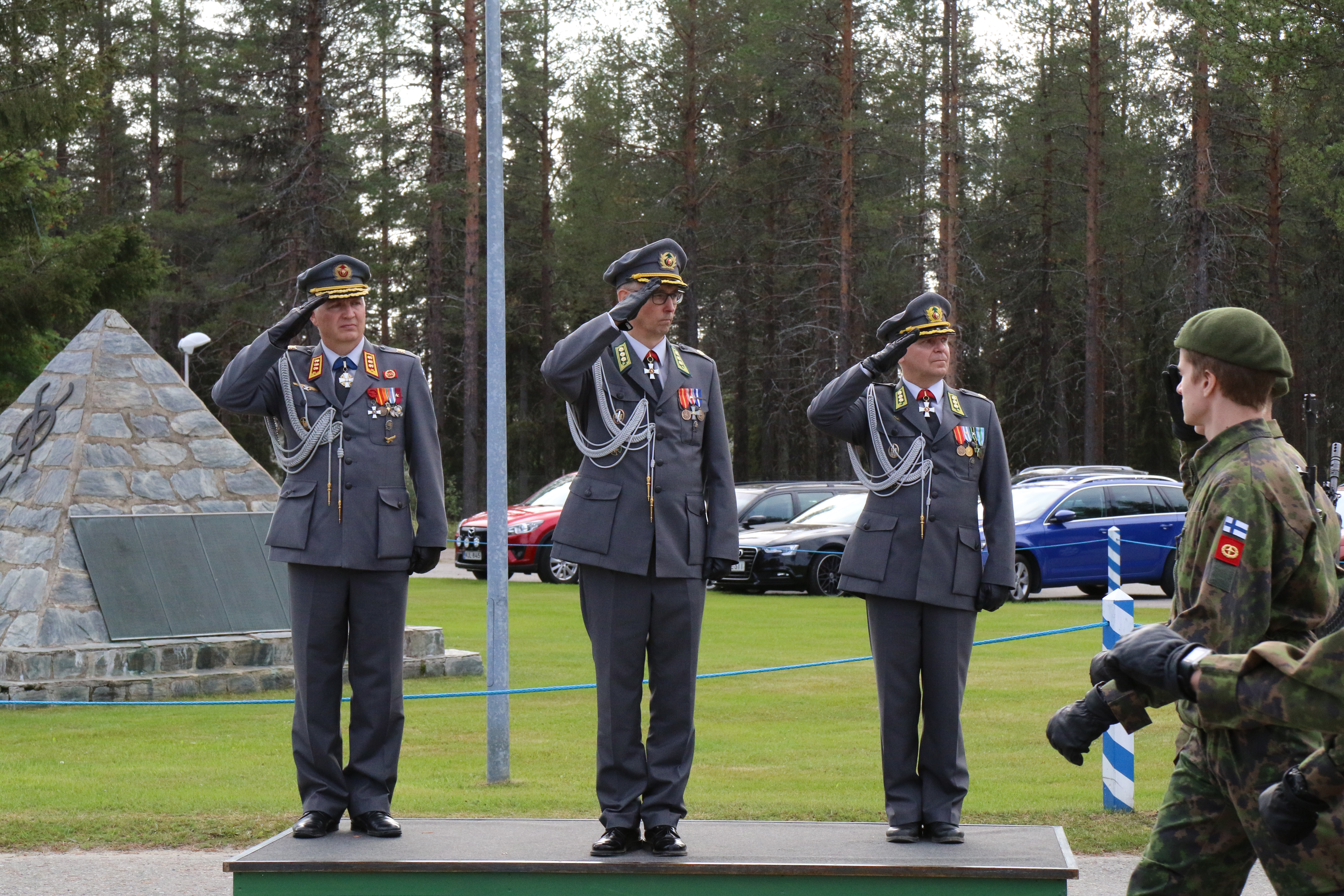 Maavoimien komentaja, kenraaliluutnantti Petri Hulkko, Jääkäriprikaatin uusi komentaja eversti Sami-Antti Takamaa ja väistyvä Jääkäriprikaatin komentaja eversti Jyrki Kaisanlahti ottavat vastaan ohimarssin.