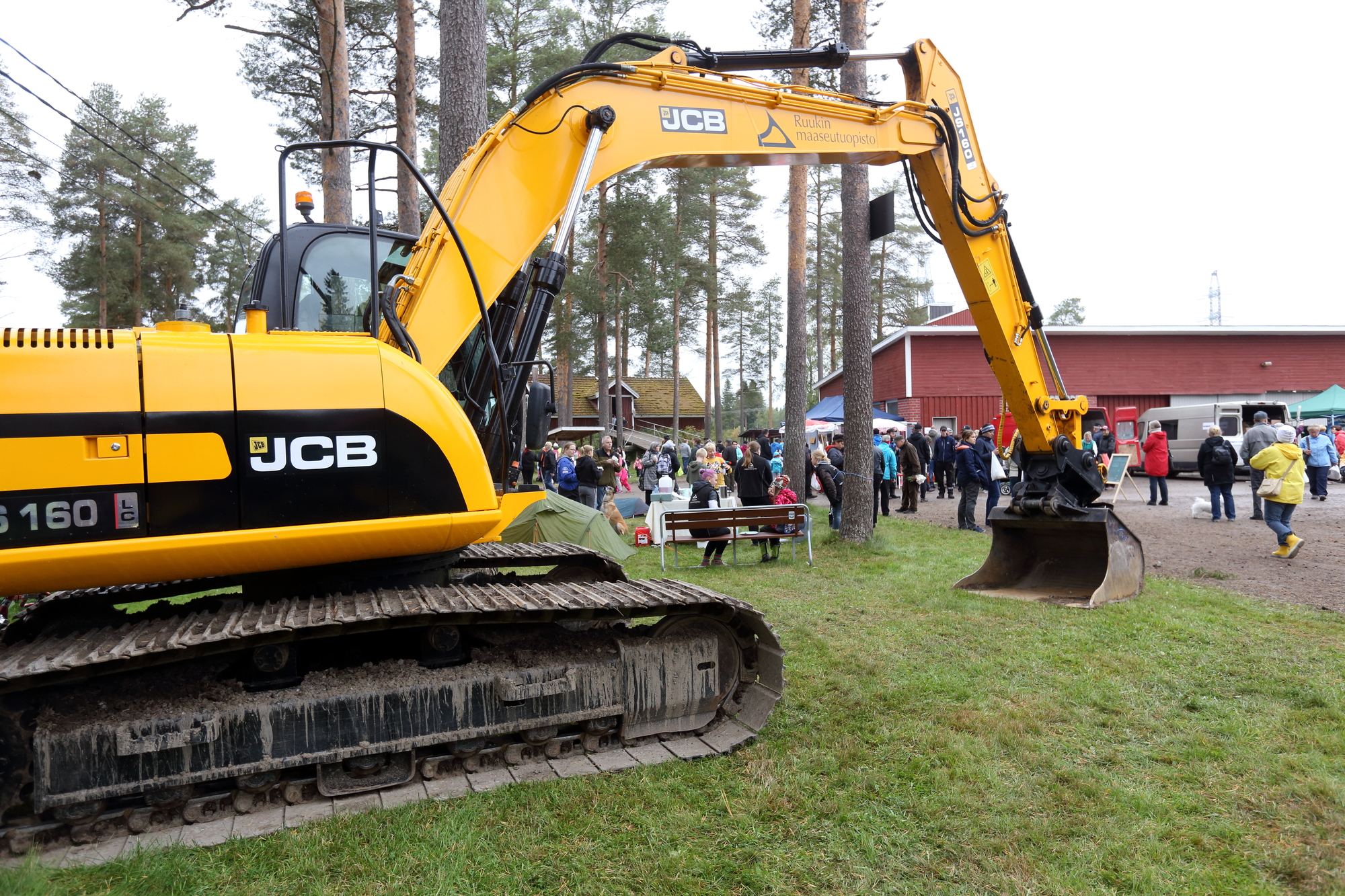Markkinoilla pääsi tutustumaan myös erilaisiin maatalouskoneisiin.