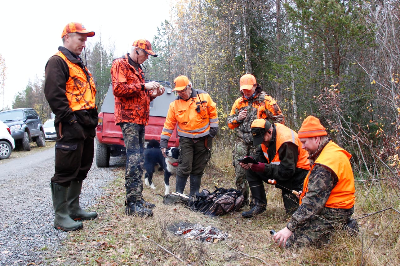 Pyhäjokiset hirvimiehet syysjahdin aloitustunnelmissa.