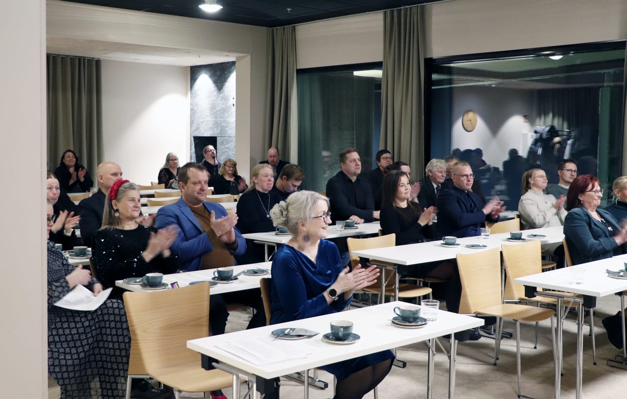 Syyskokouksessa oli ennätyksellinen määrä jäseniä paikalla. Illan pikkujouluruokailuun saapui vielä lisää väkeä.