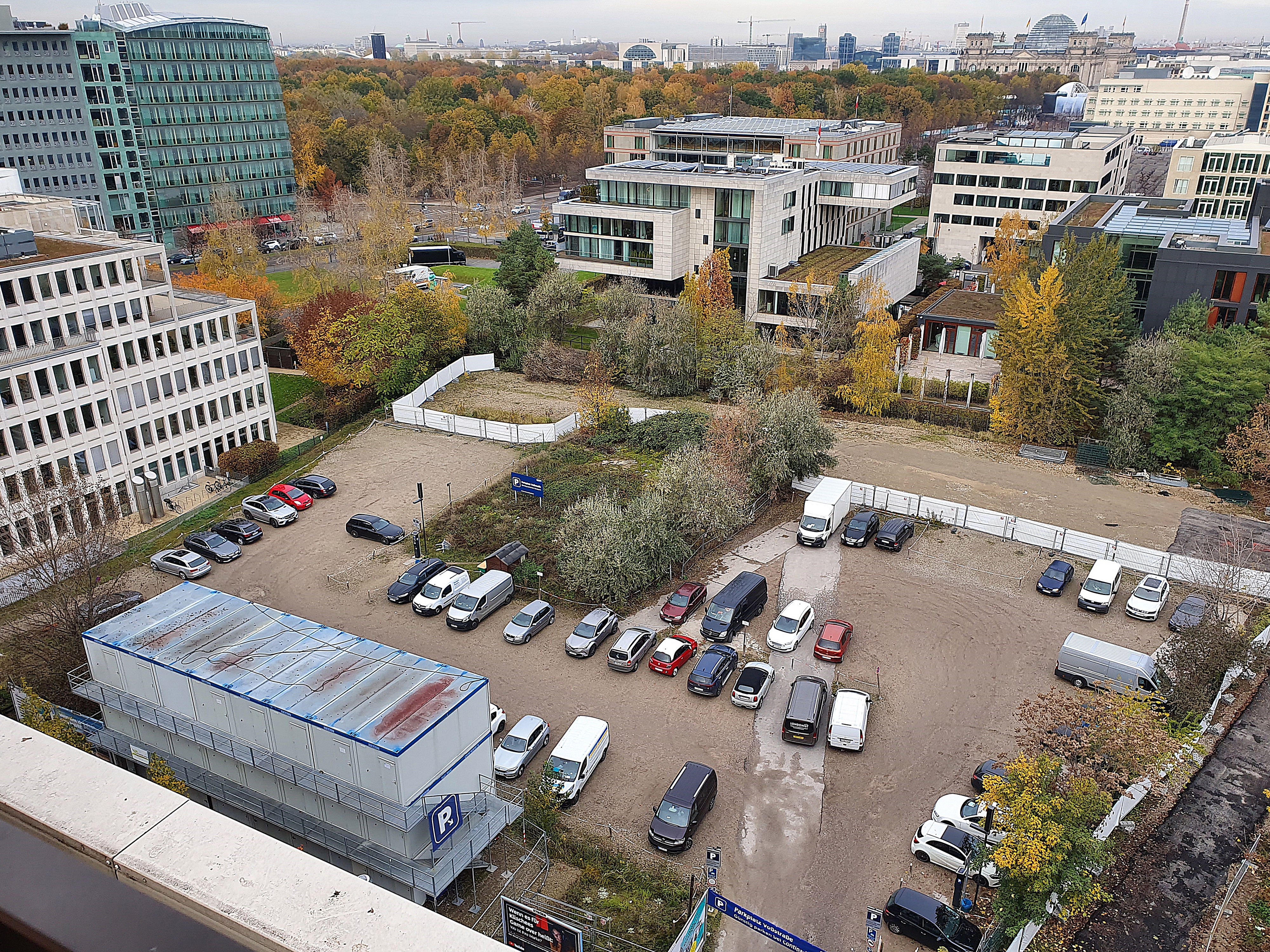 Mall of Berlinin vieressä on tyhjä tontti, jonka omistajat ovat jo 30 vuotta kiistelleet siitä, mitä siihen rakennetaan. Paikalla sijaitsi aiemmin Hitlerin valtakunnankanslia.