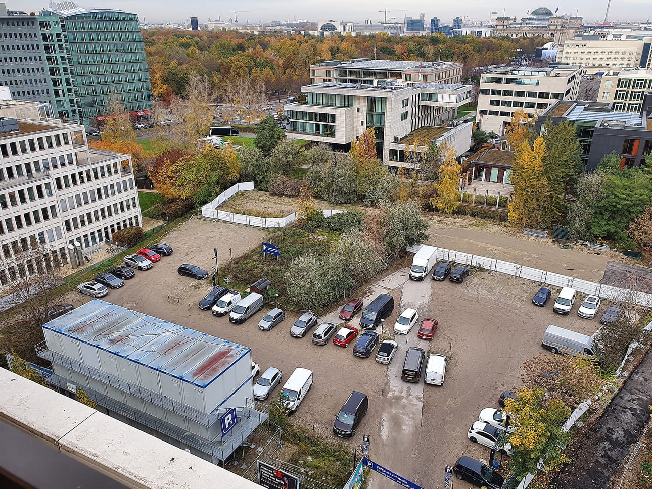 Mall of Berlinin vieressä on tyhjä tontti, jonka omistajat ovat jo 30 vuotta kiistelleet siitä, mitä siihen rakennetaan. Paikalla sijaitsi aiemmin Hitlerin valtakunnankanslia.