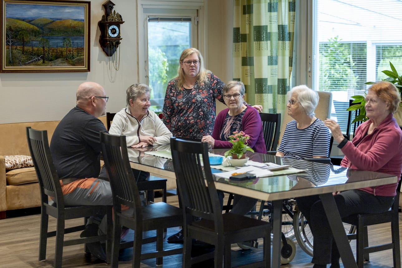 Pekka (vas.) ja Maiju Yrjänä ovat pitäneet perhekotia Ylikiimingissä reilun kymmenen vuoden ajan. Pöydän ääressä istuvat perhekodin asukkaat Kati Saonegin (oik.), Asta Siika-aho, Kaarina Räihä ja Saara Haapamäki.