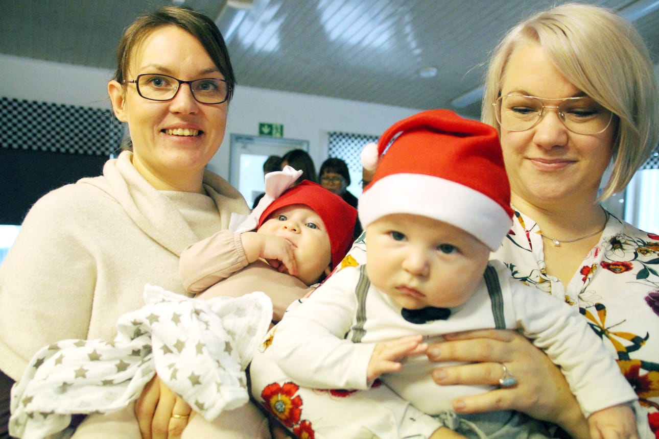 Viime viikolla vietettiin kaiken kansan pikkujouluja Ruukissa Hietamaan Vauhtimajalla. Sanna Roukala (vasemmalla) ja Diakin Ulla Timlin saivat syliinsä pienimmät pikkujouluvieraat Elsin ja Kristianin (etualalla).