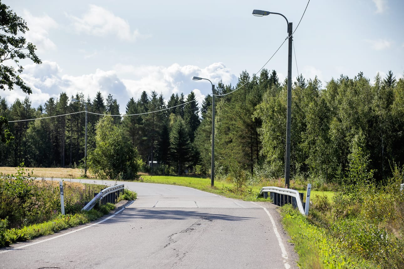 Nimiarkistossa olevan nimikortin mukaan Mansikkakarin ensimmäinen asukas, 1883 syntynyt vanha emäntä Maria Parri nimesi Pattijoen ylittävän sillan Huokauksiensillaksi, koska sillalla piti huoahtaa raskaan matkan jälkeen.