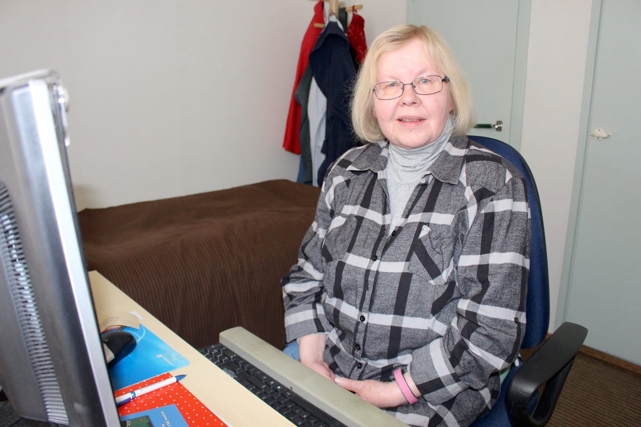 Tietokone oli Irmeli Marttilalle tuttu työkaveri Raahen sairaalan juhlakirjaa kootessa. Kirja julkistettiin juhlaseminaarissa helmikuun puolessavälissä.