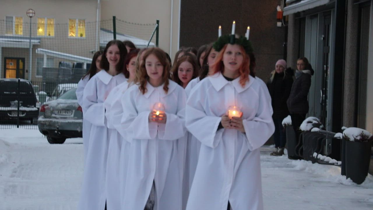 Lucia-kulkue Oulaisten keskustassa