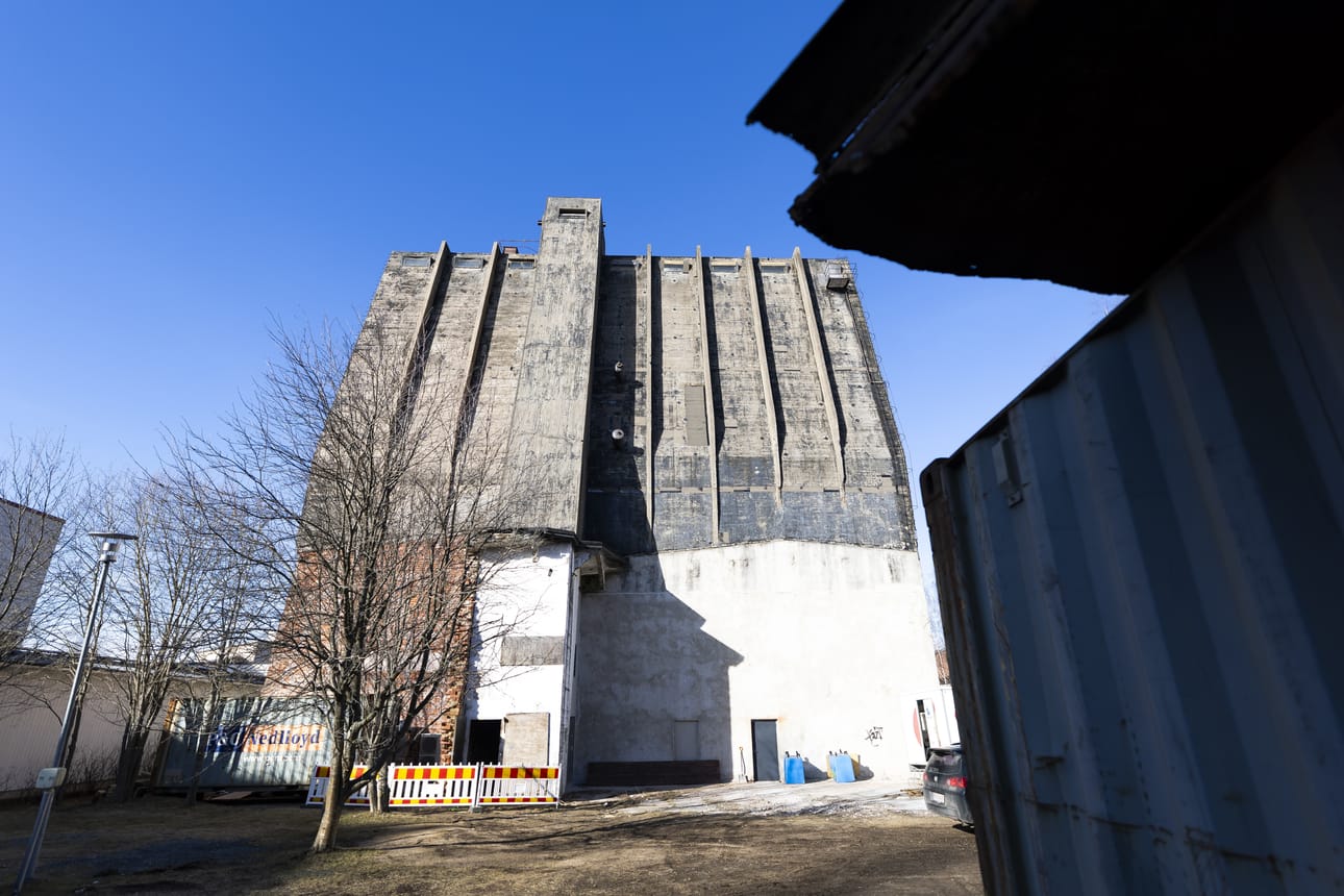 Oulun kaupunki myi Meri-Toppilassa sijaitsevan Alvar Aallon suunnitteleman siilon espanjalaissäätiölle vuonna 2020. Kuva on otettu maaliskuussa 2026.