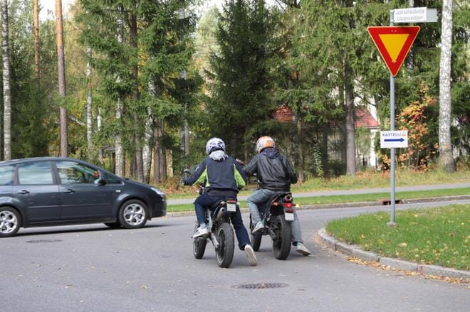 Lukijan mielestä myös kaksipyöräisillä päristelevät saisivat miettiä, onko jokainen ajokilometri tarpeellinen.