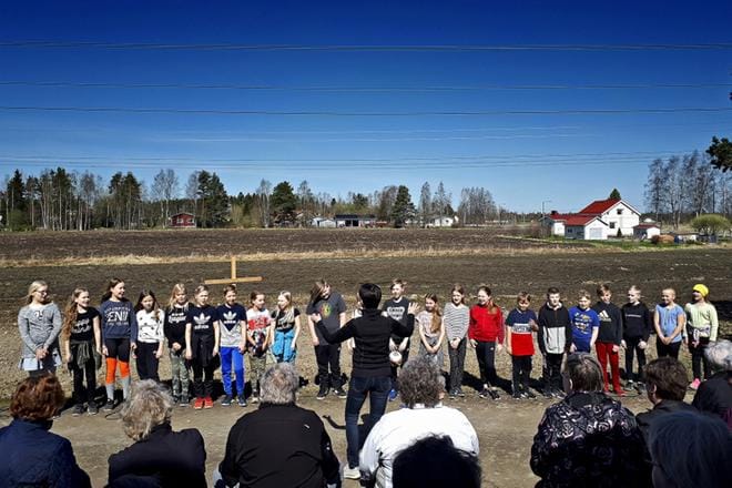 Aurinkoinen ja lämmin sää suosi lähes satapäistä pellonpiennaryleisöä Eerolan tilalla toukotöiden siunauksessa. Lauluja esittivät Valkiavuoren ala-asteen 4A-luokan oppilaat ja Kuoro Äkkinäiset. KUVAT: SARI EEROLA