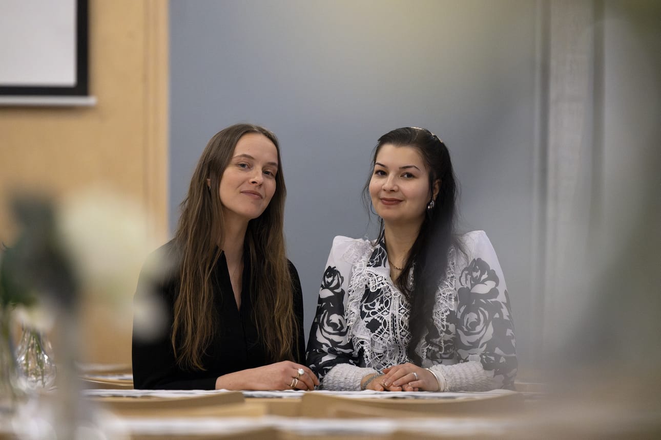 Mirjam Egipto ja Heidi Nyman kertovat, että romaneilla kouluttautumisen haasteet ovat pääosin samanlaisia kuin muillakin korkeakouluihin pyrkivillä.