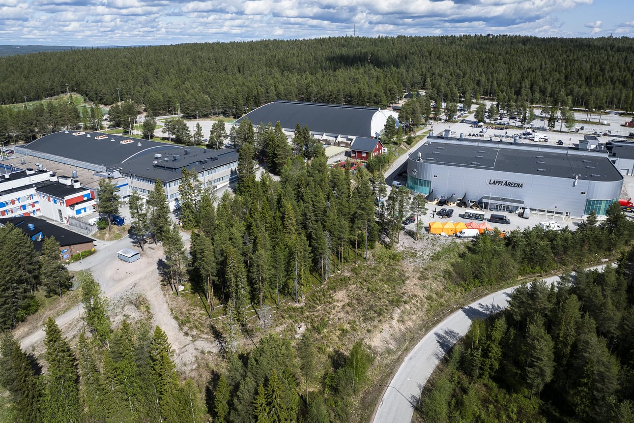 Rovaniemen tilajaosto päätti keskiviikkona, että Ounasvaaran lukion uudisrakennus sijoitetaan Santasportin päärakennuksen eteläpäähän. Paikalla on nykyisin pieni metsikkö, joka on kuvassa keskellä.