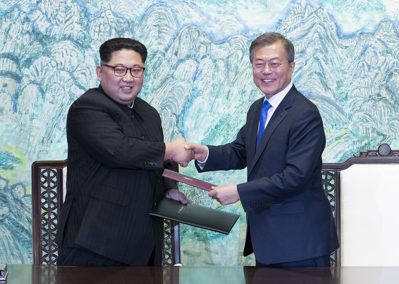 Historiallinen kädenpuristus Koreoiden välillä. Vasemmalla Pohjois-Korean johtaja Kim Jong-un, oikealla Etelä-Korean presidentti Moon Jae-in.