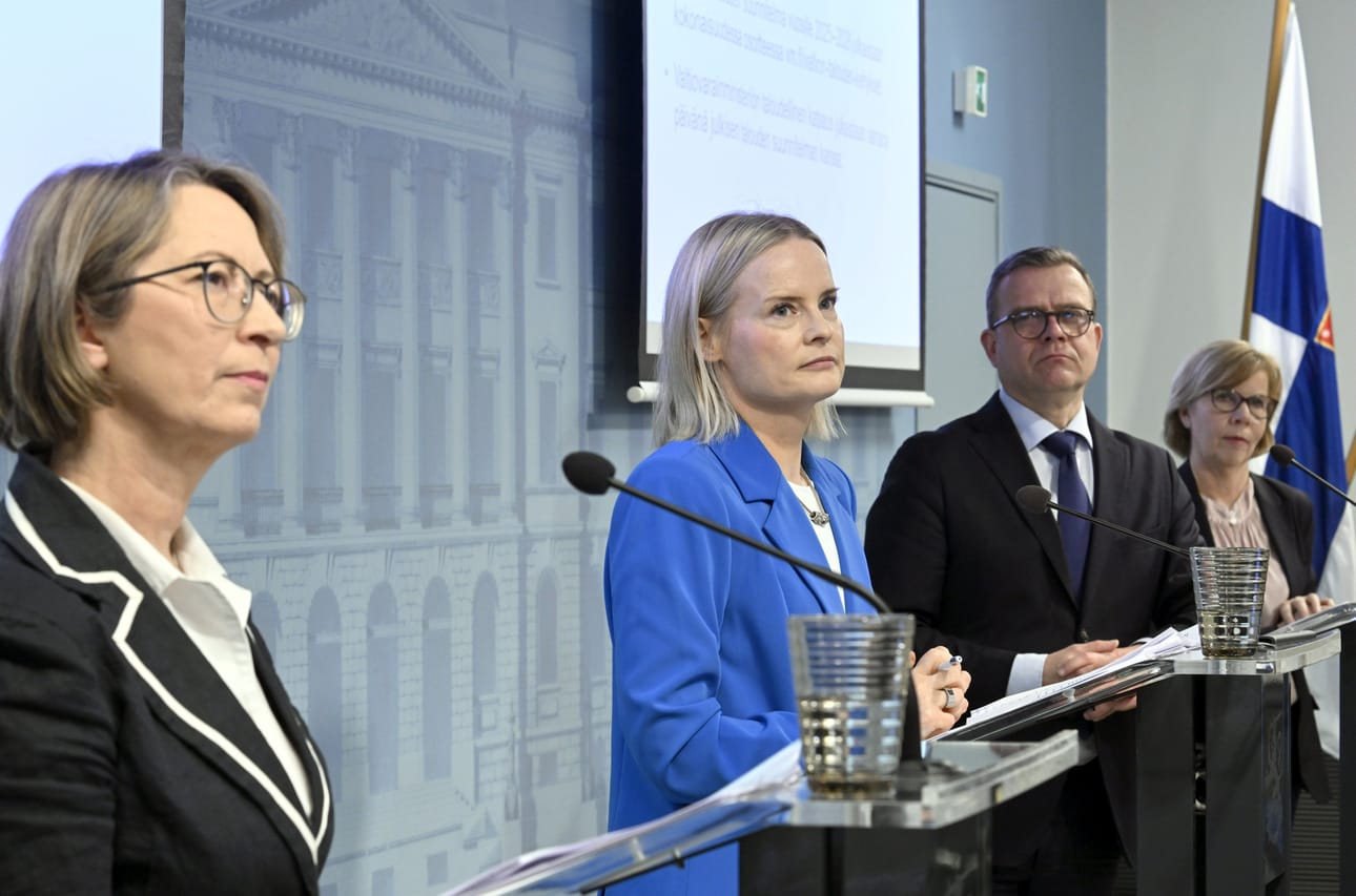 Hallituspuolueiden johtajat kertoivat äsken uusista valtiotalouden sopeuttamiskeinoista.