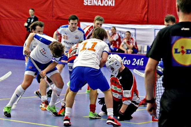 SPV:n maalivahti Julius Kivimäki teki Oilersin maalintekoaikeita tyhjiksi kolmannen erän puoliväliin saakka, kunnes joutui espoolaispelaajan yliajamaksi ja vaihtoon. KUVA: HEIKKI HAKANEN