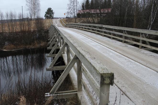 Kaatialantien silta on toinen Kuortaneella uusittavista silloista. Toinen on Heikkiläntien silta, ja kumpikin silta ylittää Lapuanjoen. KUVA: REIJO HEIKKILÄ
