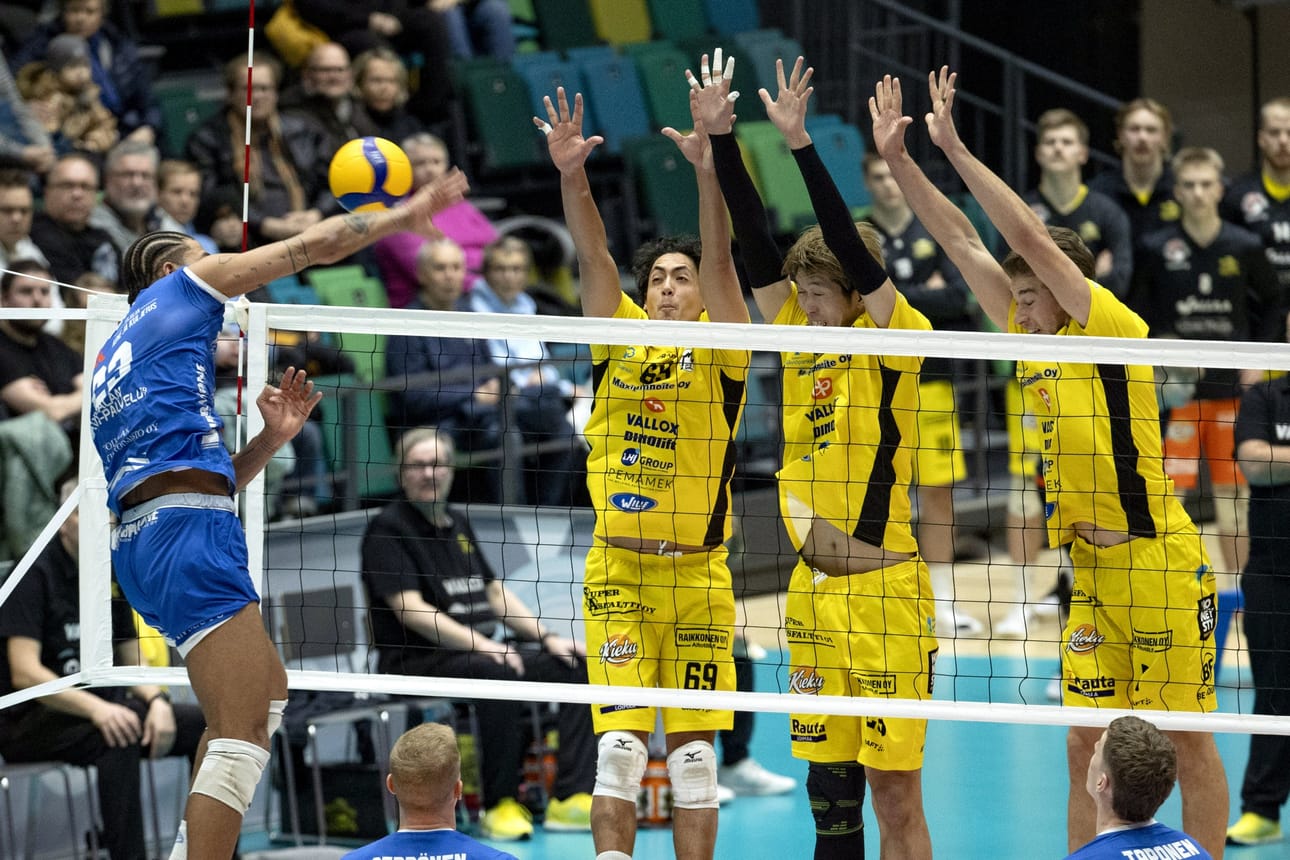 Akaa Volleyn Jaylen Jasper iski ja Hurrikaani Loimaan Matthew West (69), Shunichiro Sato (23) ja Camden Gianni (5) puolustivat verkolla lentopallon Suomen Cupin miesten finaaliottelussa Turussa. LEHTIKUVA / RONI LEHTI