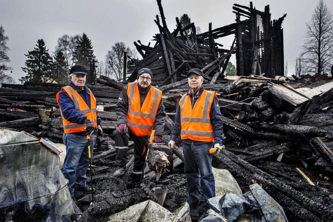 Seurakunnan ukkopiiriläiset Mauno Salonsaari, Jorma Kopakkala ja Esko Similä vartioivat reilu vuosi sitten talkoilla tulipalopaikkaa. KUVA: Clas-Olav Slotte
