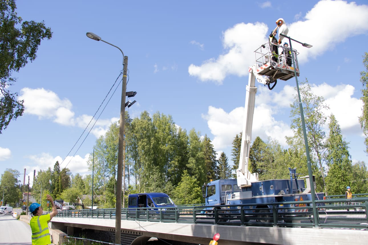 Vahdit-pöllöteoksen tekijä taiteilija Vesa-Pekka Rannikko varmistaa, että sillan ylle asennetta oranssi pöllö katsoo oikeaan suuntaan.