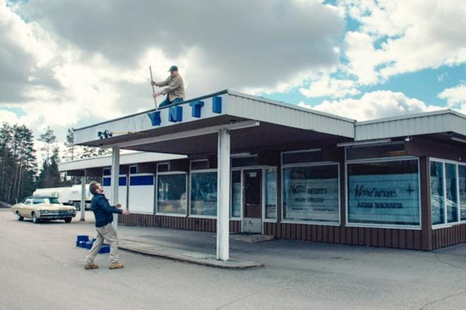 Mike ja Tomppa muuttavat vanhaa, kummallista tavaraa pursuavan liikkeensä Helsingin Jätkäsaaresta Tuusulan Hyrylään. KUVA: Yle Kuvapalvelu