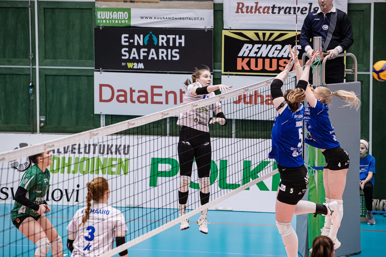 Pudotuspeliasetelmia ajatellen naisten Mestaruusliigan runkosarjan lopussa käydään mielenkiintoisia kamppailuja. Kuva on perjantaina Kuusamossa pelatusta Pölkky Kuusamon ja Nurmon JymyVolleyn kohtaamisesta.