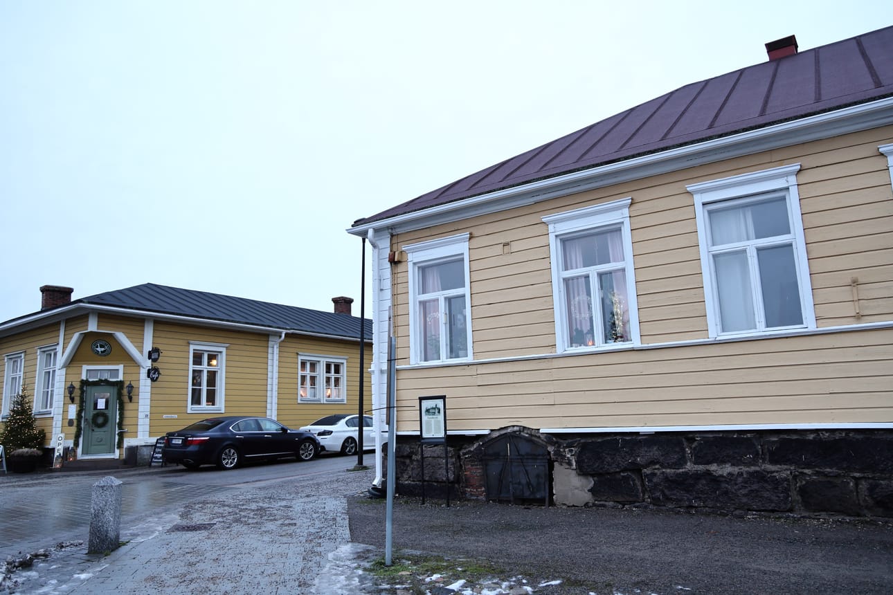 Päivän jouluikkuna on nähtävissä osoitteessa Kirkkokatu 12, Fontellin talo. Laitimmainen ikkuna Pekkatorin laidalla.