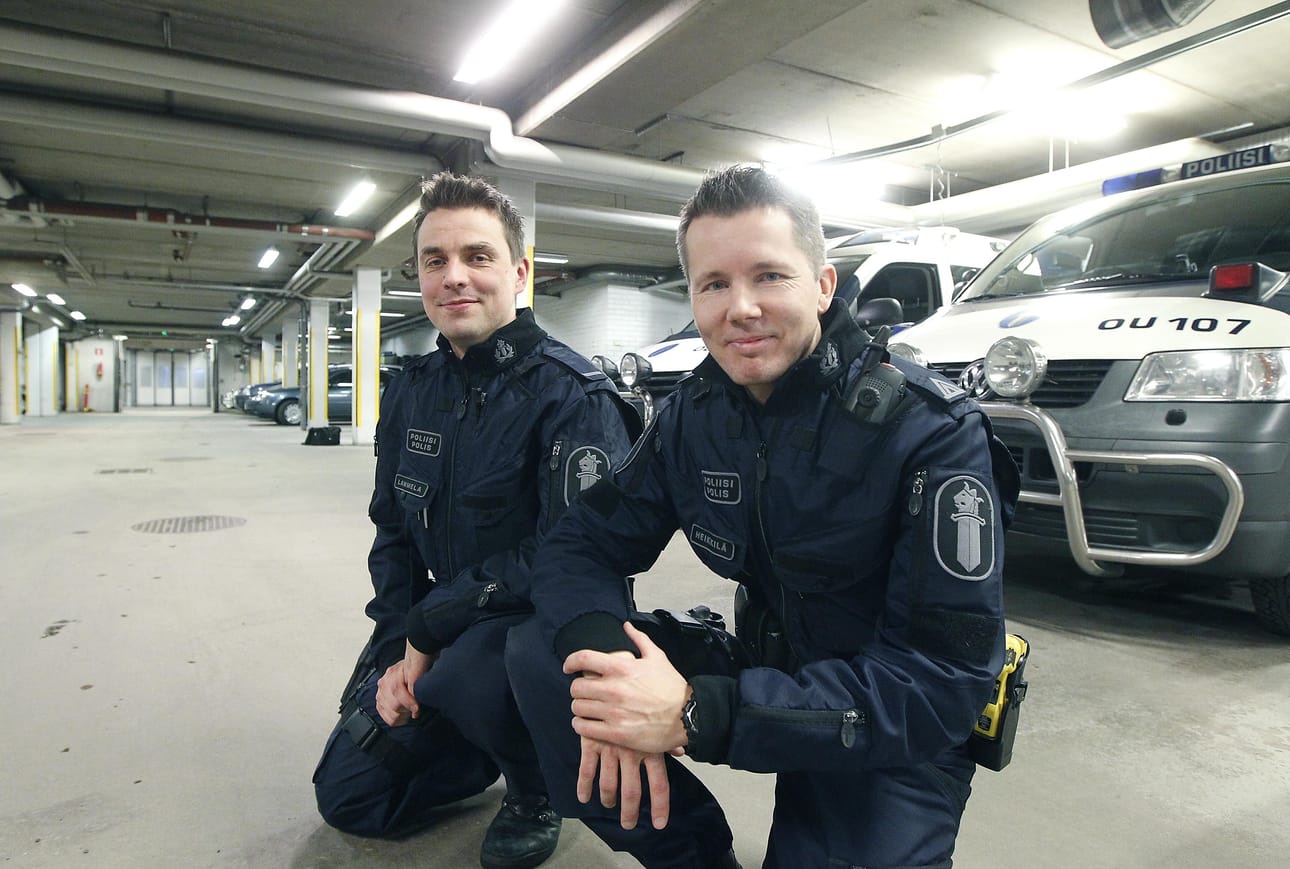 Oulun poliisilaitoksen vanhempi konstaapeli Janne Lammela (vas.) ja ylikonstaapeli Tommi Heikkilä ovat tulleet tutuiksi Poliisit-sarjasta.