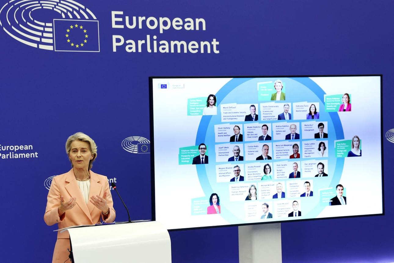 Euroopan komission puheenjohtaja Ursula von der Leyen kertoi suunnitelmastaan uuden komission salkkujaoksi tiedotustilaisuudessa Strasbourgissa. LEHTIKUVA / AFP