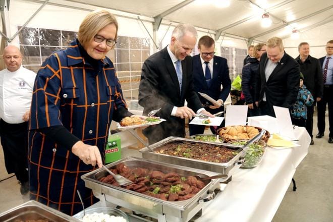 Verso Foodin hallituksen puheenjohtaja Leena Saarinen vieraili Kauhavalla marraskuussa uuden tuotantolaitoksen harjannostajaisissa. Hän on myös yksi tähänastisista omistajista. KUVA: ANU NAHKALA