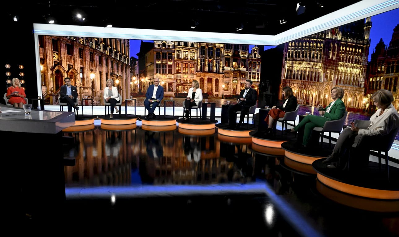 Puolueista kokoomus, SDP, perussuomalaiset ja vasemmistoliitto ovat kaikki saamassa Ylen mittauksen mukaan yhden lisäpaikan europarlamenttiin. Kuvassa eduskuntapuolueiden edustajia MTV:n Kuumat nimet -eurovaalitentissä keskiviikkona. LEHTIKUVA / Antti Aimo-Koivisto