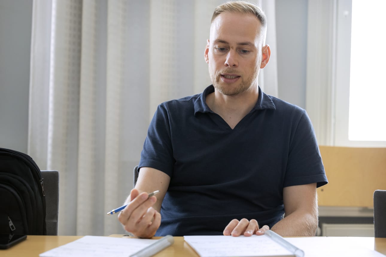 Tuukka Shemeikalla kertyy reissupäiviä sekä ralleista että esimiestyöstään, mutta muutoin hän asuu Lapualla ja on usein myös Vaasassa puolisonsa luona.