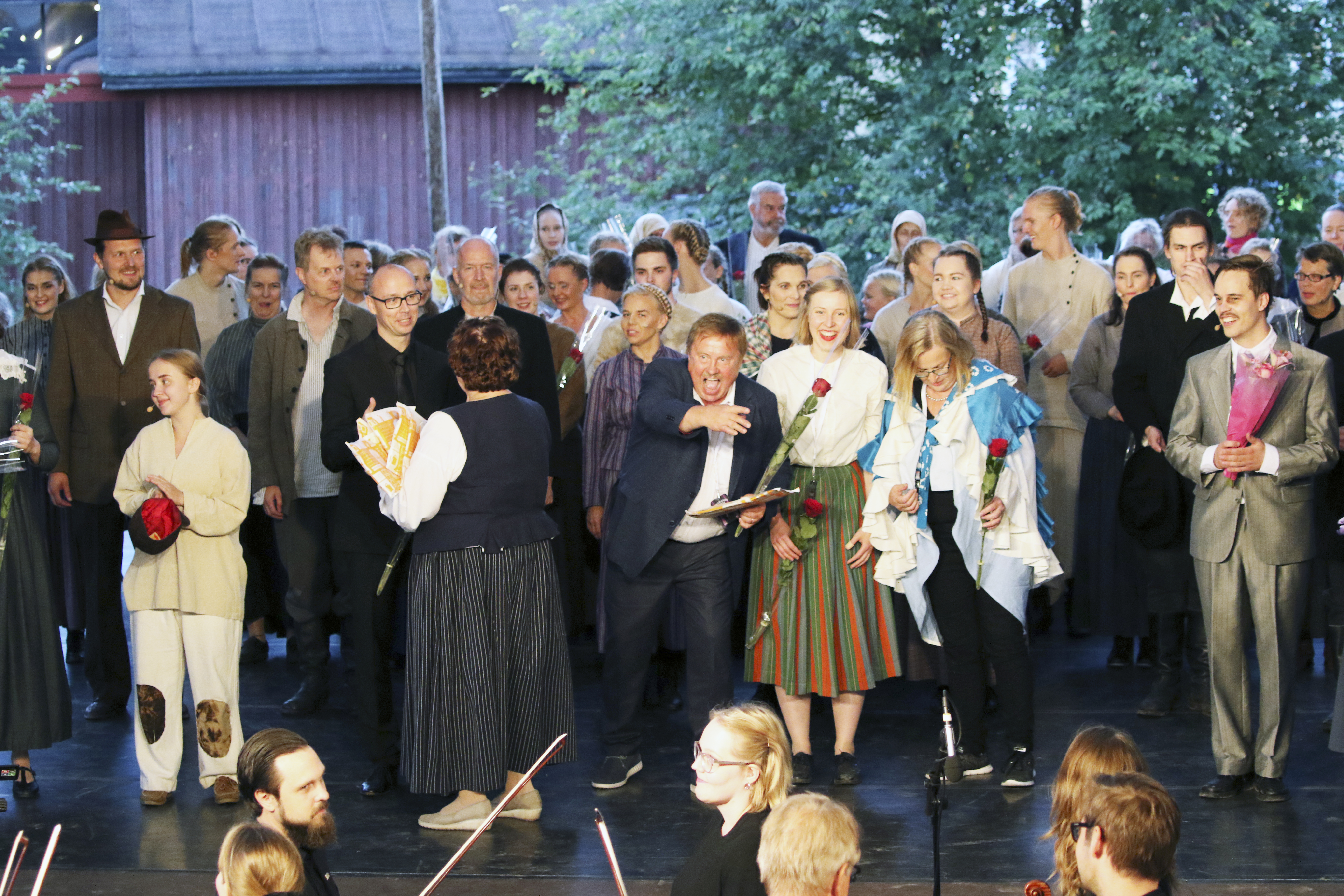 Esiintyjät kukitettavana.