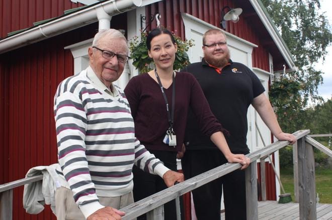 Lappajärven markkinoiden perustaja Veikko Lehtiniemi sekä Lappajärven Yrittäjien Inka Herrala ja Aku Juttuniemi ovat valmiina juhlaviikonloppuun. KUVA: TOMMI OLLI
