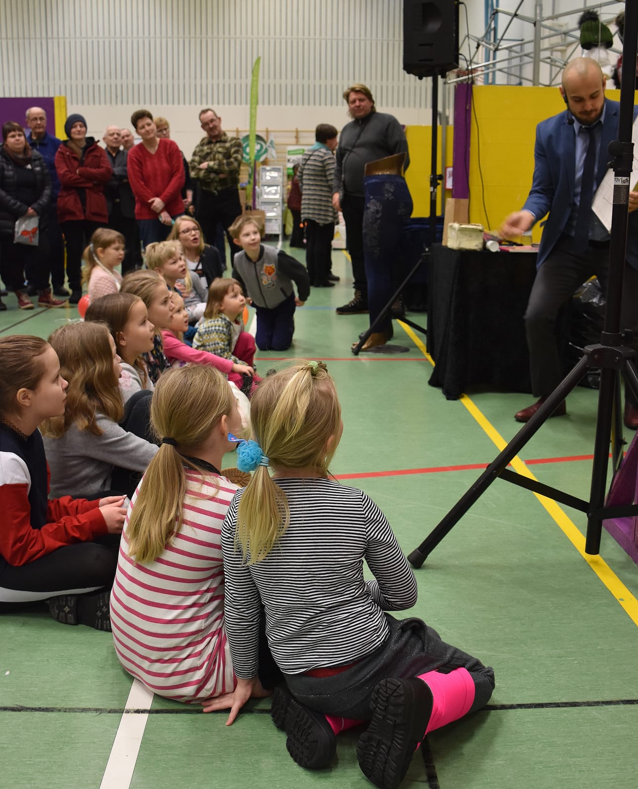 Taikuri Kari viihdytti lapsia taikatempuillaan.