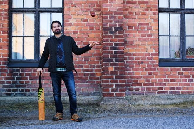 Vaasa Cricket Clubin puheenjohtajan, pakistanilaisen Faisal Imranin kotimaassa kaikki pojat pelaavat krikettiä. Maisteriopinnot toivat hänet Vaasaan 2012. Hän työskentelee yliopistossa apurahatutkijana tekniikan ja innovaatiojohtamisen yksikössä. Mielessä siintää tohtorintutkinto 2020 ja ura tutkijana. Imranin puoliso muutti Vaasaan 2016. Perheeseen kuuluu yksivuotias tytär. KUVA: MINNA ANTILA