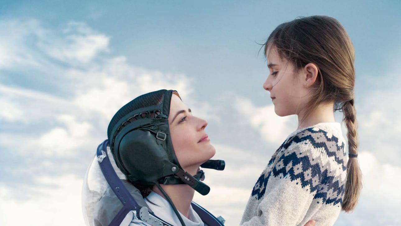 Eva Green on astronauttiäiti, Zélie Boulant-Lemesle pieni Stella, jonka pitää jäädä Maahan. Kuva: Venetsia