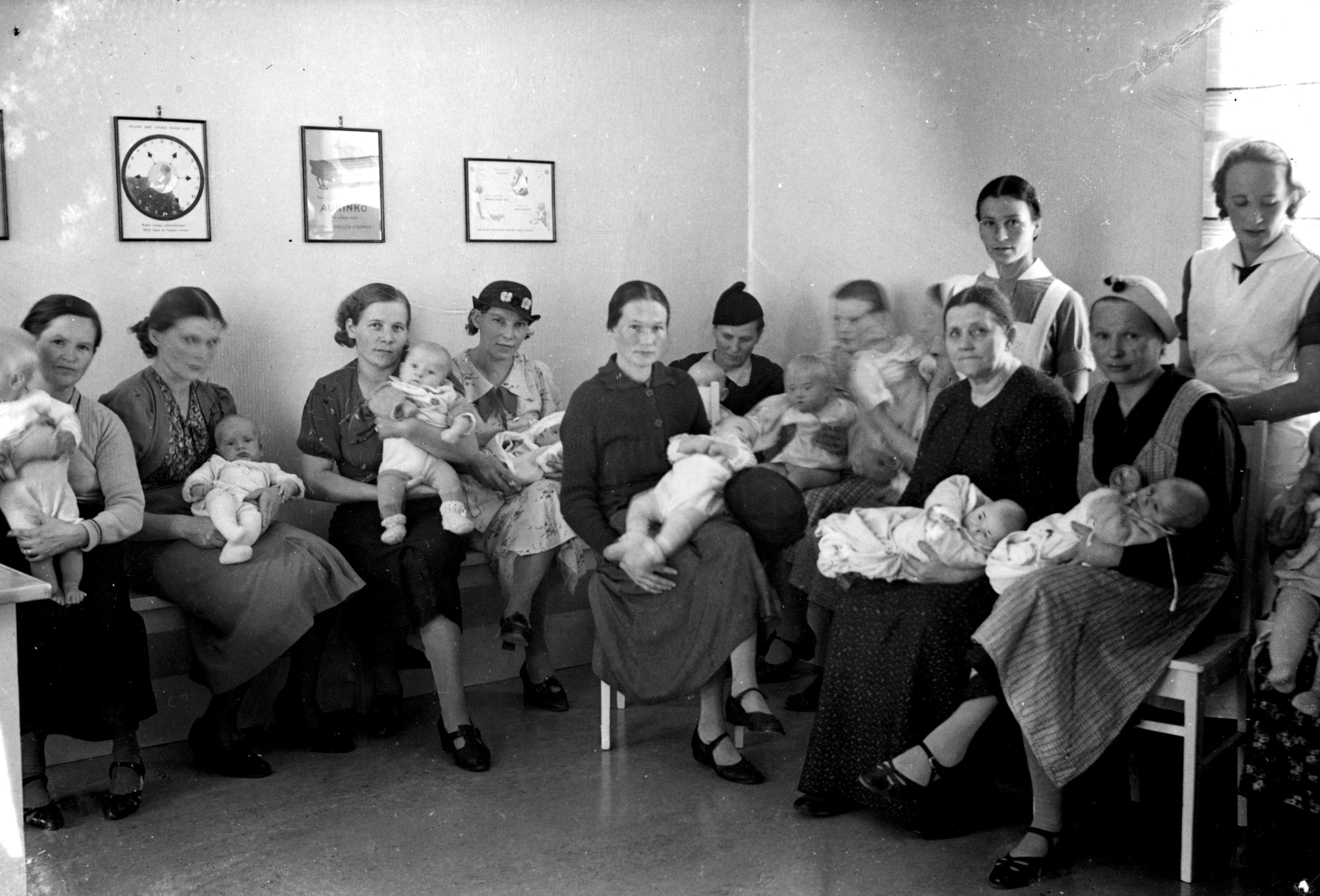 Pikkulapsia äiteineen valohoidossa Mannerheimin lastensuojeluliiton Oulun neuvonta-asemalla vuonna 1938. 