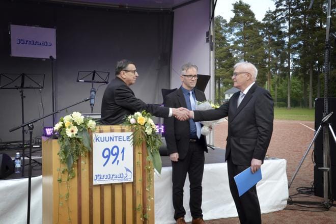 Järviradion hallituksen puheenjohtaja Raimo Vistbacka ja hallituksen jäsen kirkkoherra Ari Auranen onnittelivat taloustirehtööri Markku Mäenpäätä. Kuvat: Markku Turpela