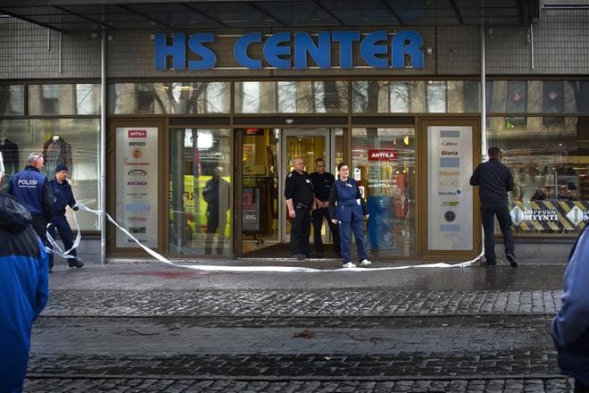 Nuori mies tuomittiin vankeuteen nuorena henkilönä tehdystä murhasta Vaasassa HS-Centerin edessä lokakuussa 2014. Arkistokuva: Eetu Sillanpää