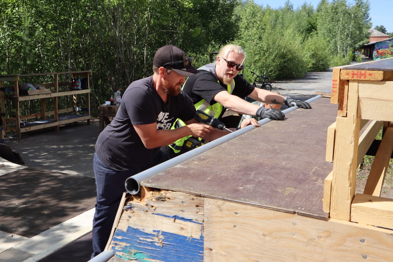 Markus Muurimäki ja Teemu Tammisto kiinnittävät vanerilevyjä uuteen skeittiramppiin Opistokadulla. Jos vanerilevyihin saadaan lisää rahaa tai niitä lahjoitetaan, on ramppia tarkoitus laajentaa Wasa Graffitilandian suuntaan.