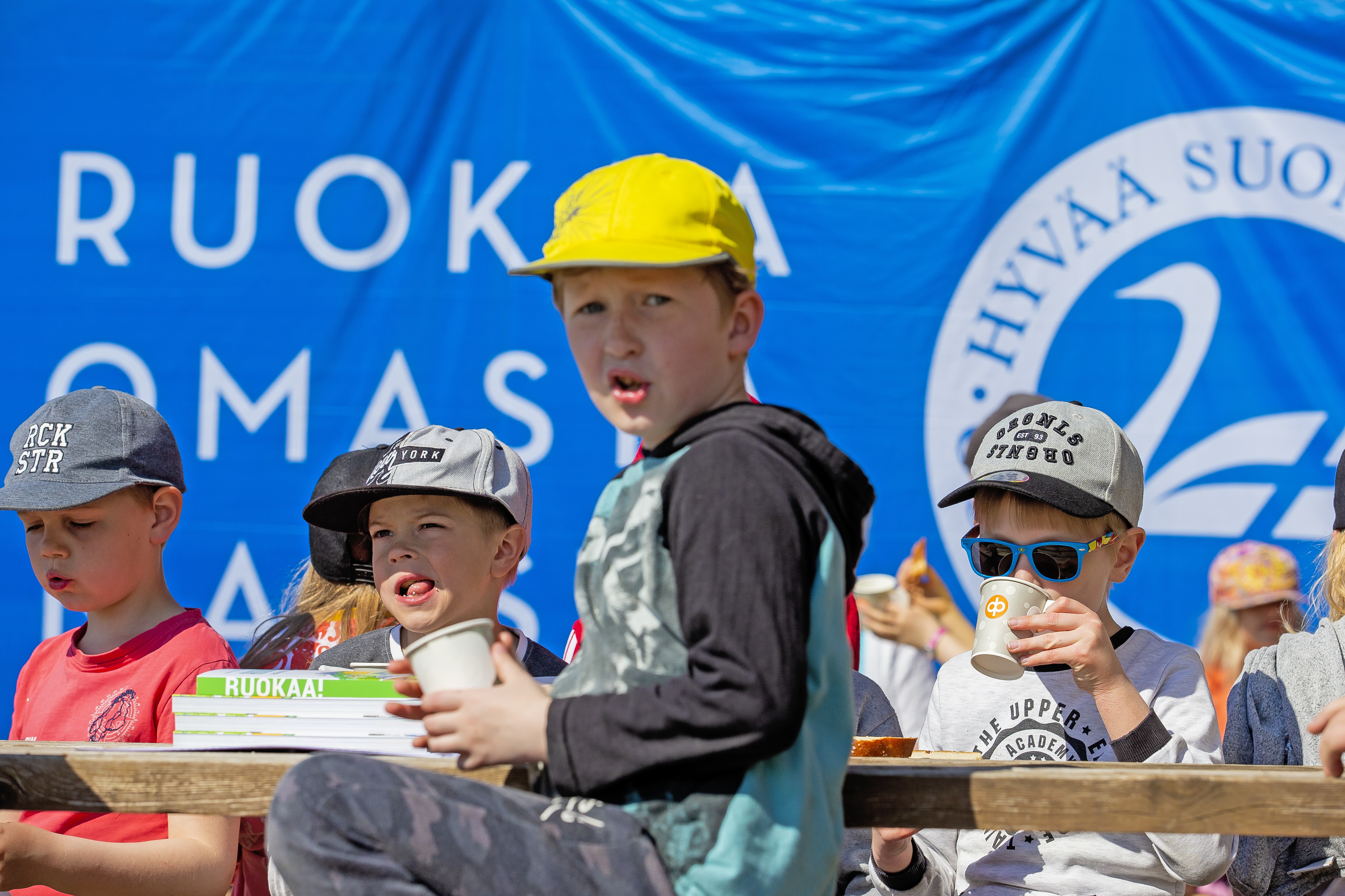 Toukosiunaukseen osallistui joukko Harakkamäen koulun oppilaita.