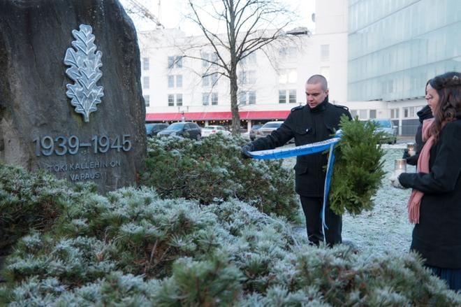 Samon hallituksen puheenjohtaja Aku Autio laskee seppeleen. Kuva: Markus Soini