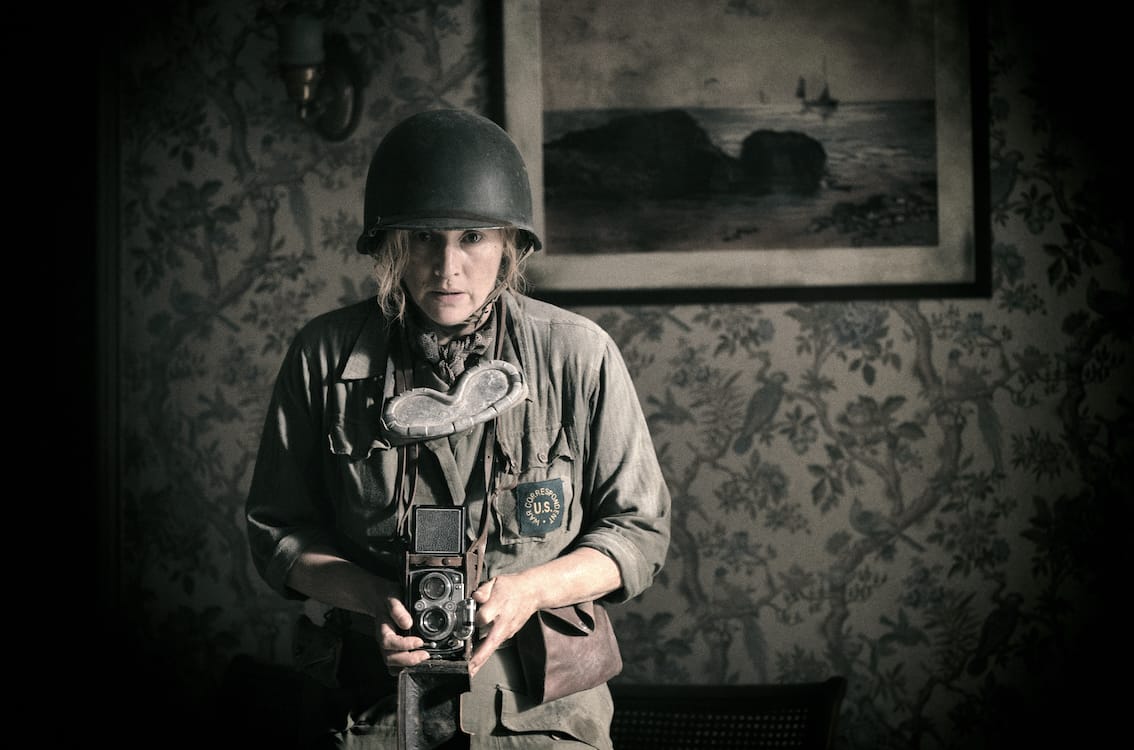 Lee Miller (Kate Winslet) haluaa päästä kuvaamaan rintamalle.