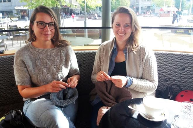 Sari Nordlund ja Johanna Wallius järjestävät NEULOVAasa-neuletapaamisen nyt toista kertaa. Kuntsin modernin taiteen museossa neulotaan yhdessä lauantaina kello yhdestätoista kello neljään. Samalla museossa vietetään ilmaispäivää. Kuva: Anna-Leena Ekroos