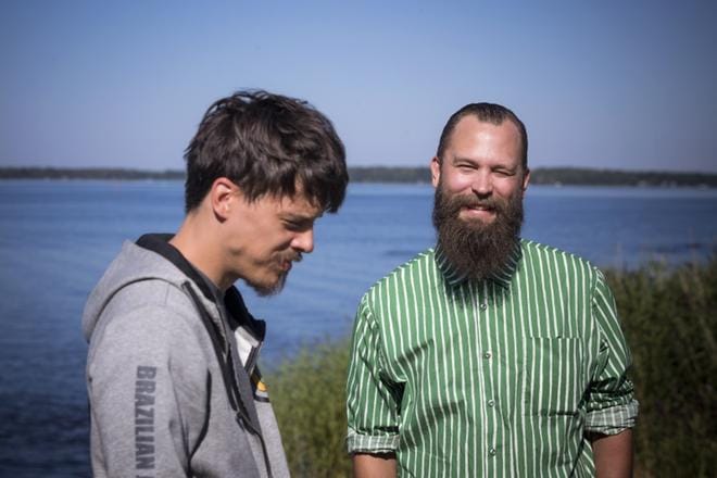 Johan Bäckman ja Mikko Manninen sanovat, että Pikisaari on rauhallinen, mutta ei liian syrjäinen paikka yleiselle saunalle. KUVA: JARNO PELLINEN