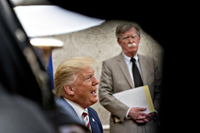 Presidentti Donald Trumpin entinen turvallisuusneuvonantaja John Bolton (oik.) ei aio äänestää Trumpia ensi marraskuun vaaleissa. KUVA: Andrew Harrer/EPA