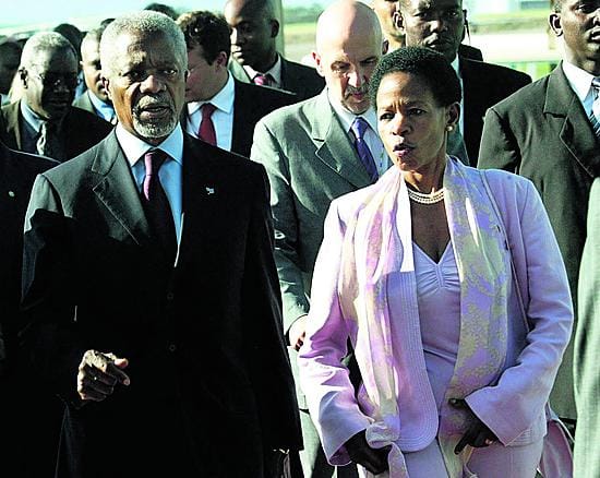 Kofi Annan puhui YK:n asuinyhdyskuntaohjelman johtajan Anna Tibaijukan kanssa saavuttuaan Nairobiin tiistaina.