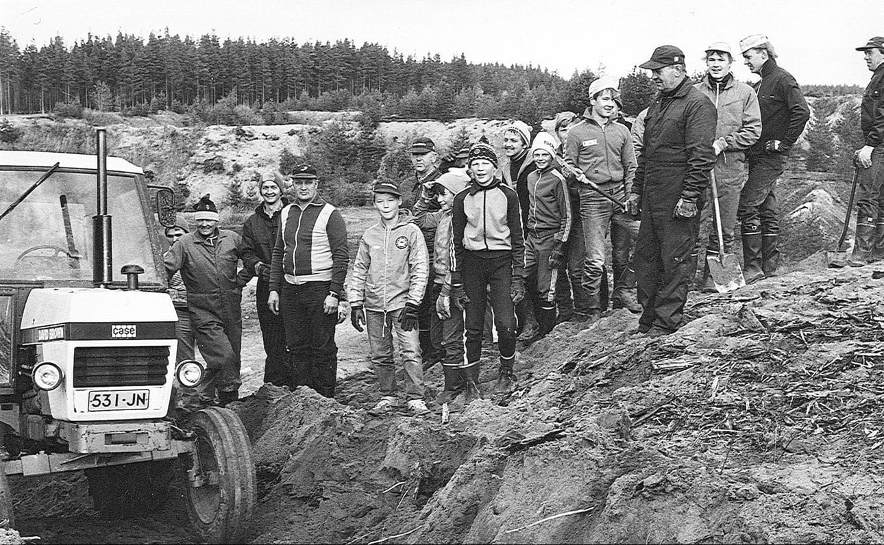Tämän kertaisessa Kallatussa kuvassa on joukko eri-ikäisiä, enimmäkseen hyväntuulisen näköisiä, miehiä. Tunnistatko heistä jonkun?