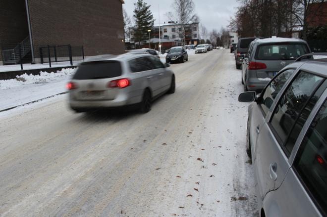 Alavuden kaupunginvaltuuston kokouksessa tehdyssä aloitteessa kiinnitettiin huomiota muun muassa Louontien ahtauteen. KUVA: REIJO HEIKKILÄ