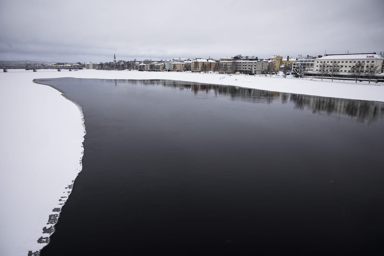 Kovasta pakkastalvesta huolimatta Kemijoessa on Rovaniemen keskustan kohdalla laaja sula-alue. Kuva on otettu torstaina 26. helmikuuta.